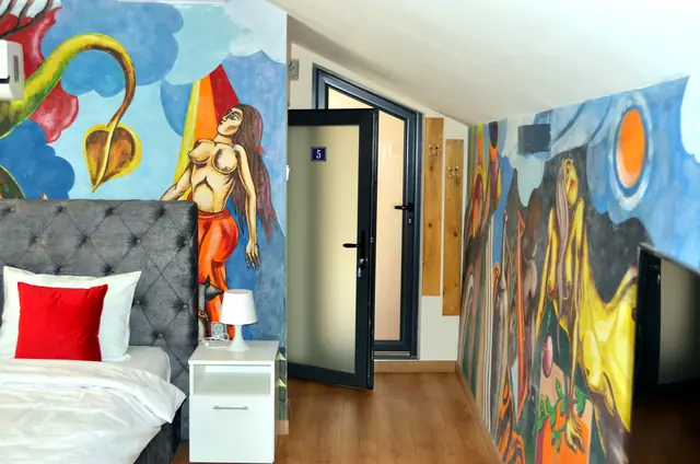 Спалня със стенописи в Artistic Loft