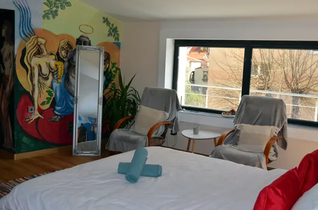 Двойно легло и кресла до прозореца, Artistic Loft
