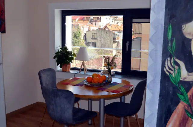Маса за хранене до прозореца, Artistic Loft