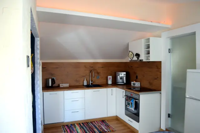Кухня под скосения покрив на Artistic Loft