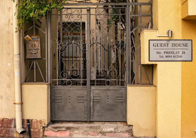 Входът с табелата GUEST HOUSE на ул. „Преслав“ 28