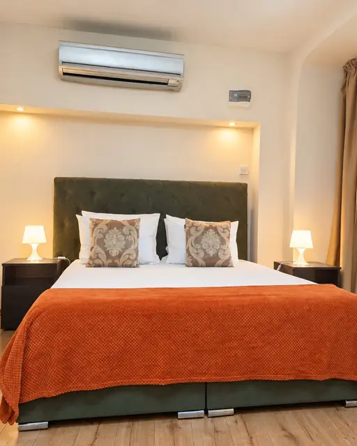 Спалня с климатик и нощни лампи, Sunny Balcony